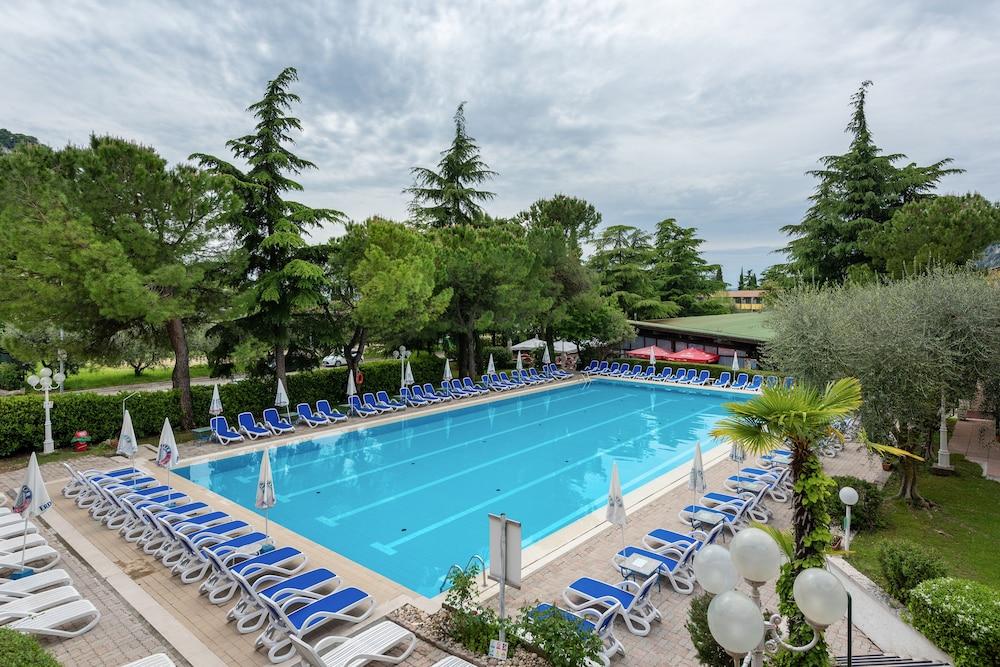 גארדה Hotel Royal מראה חיצוני תמונה