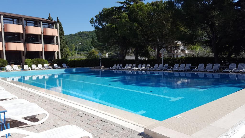 גארדה Hotel Royal מראה חיצוני תמונה