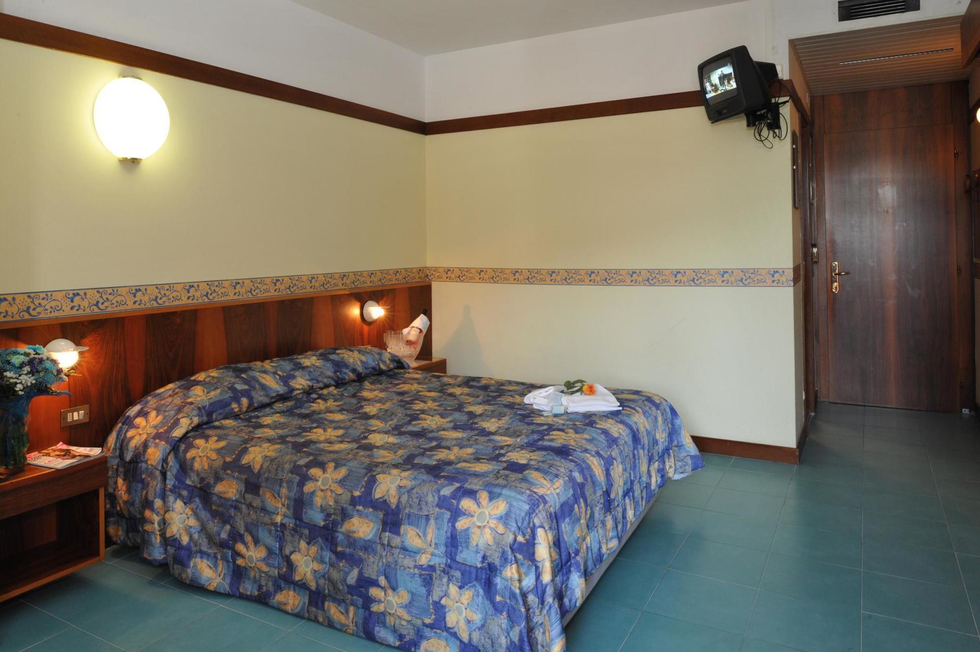 גארדה Hotel Royal מראה חיצוני תמונה